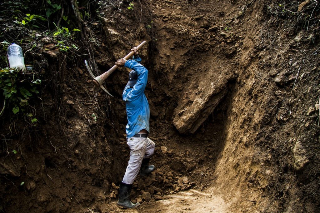 Minero de Simojovel extrayendo ámbar de chiapas Minero y Extracción del Ámbar de Chiapas